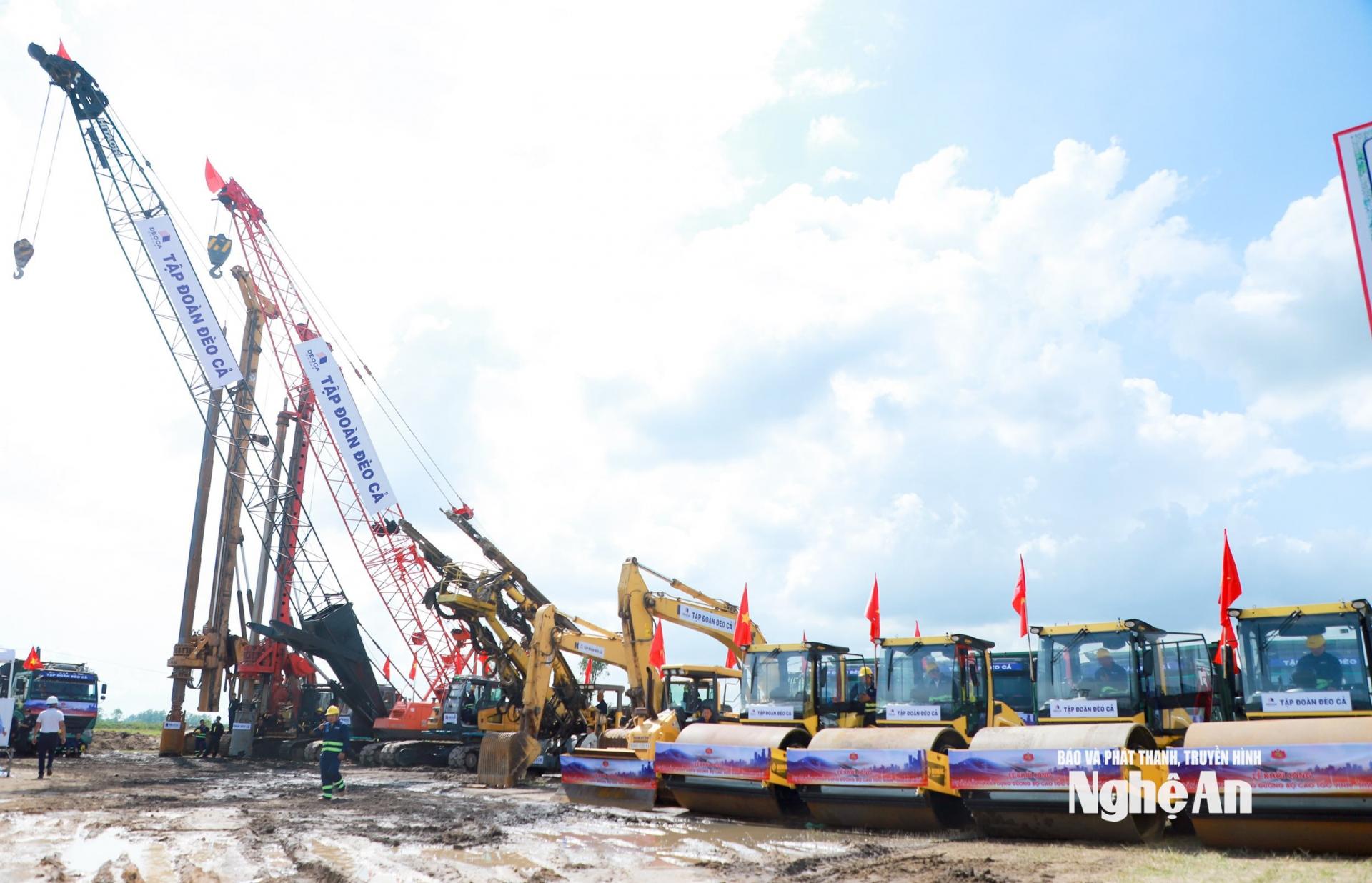 Máy móc của nhà thầu tại Lễ khởi công M.PG88 Vào bóng đầu tư xây dựng đường bộ cao tốc Vinh - Thanh Thủy. Ảnh: Thành Duy