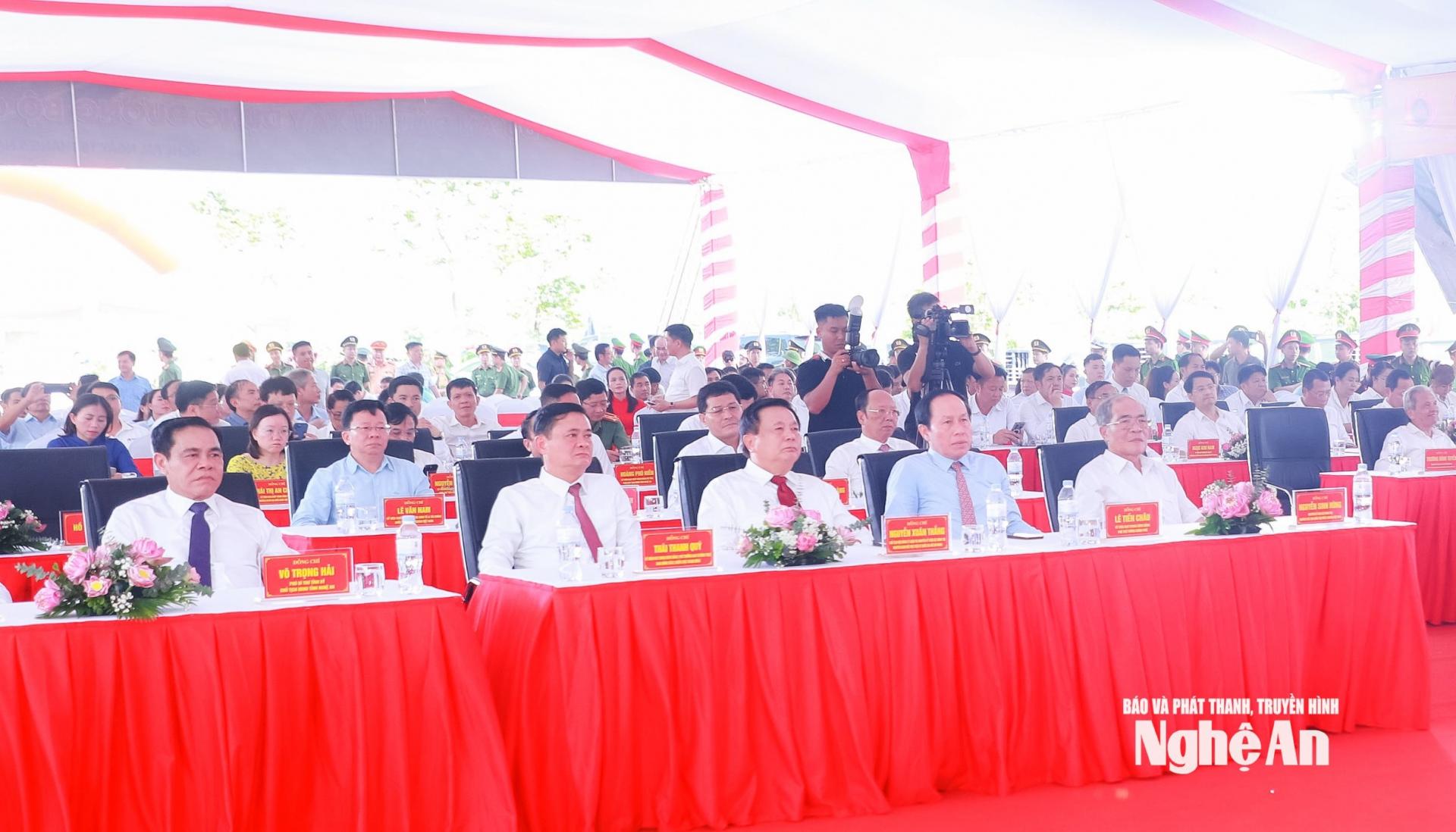 Các đồng chí lãnh đạo, nguyên lãnh đạo Đảng, Nhà nước và tỉnh PG88 go Bắn cá dự Lễ khởi công M.PG88 Vào bóng đầu tư xây dựng đường bộ cao tốc Vinh - Thanh Thủy. Ảnh: Thành Duy
