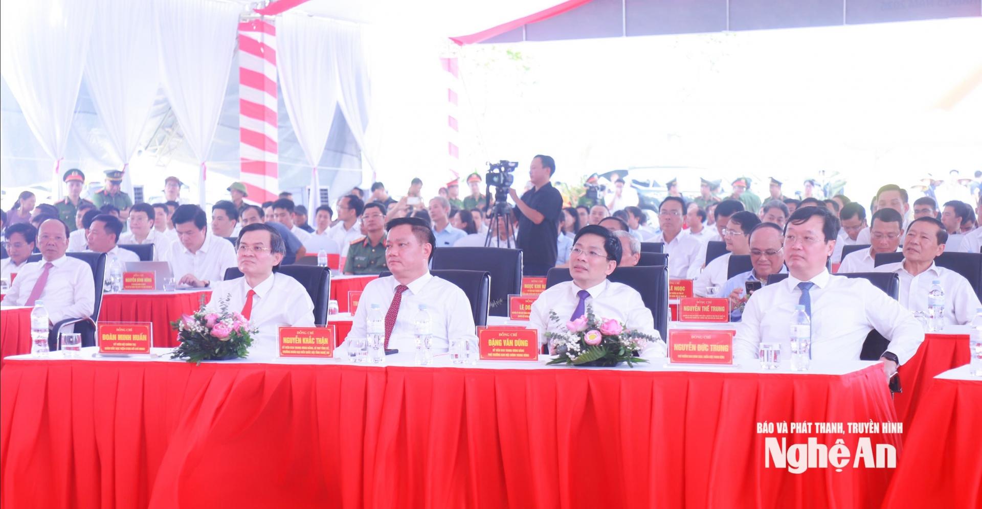 Các đồng chí lãnh đạo Đảng, Nhà nước, ban Đảng Trung ương và tỉnh PG88 go Bắn cá dự Lễ khởi công M.PG88 Vào bóng đầu tư xây dựng đường bộ cao tốc Vinh - Thanh Thủy. Ảnh: Thành Duy