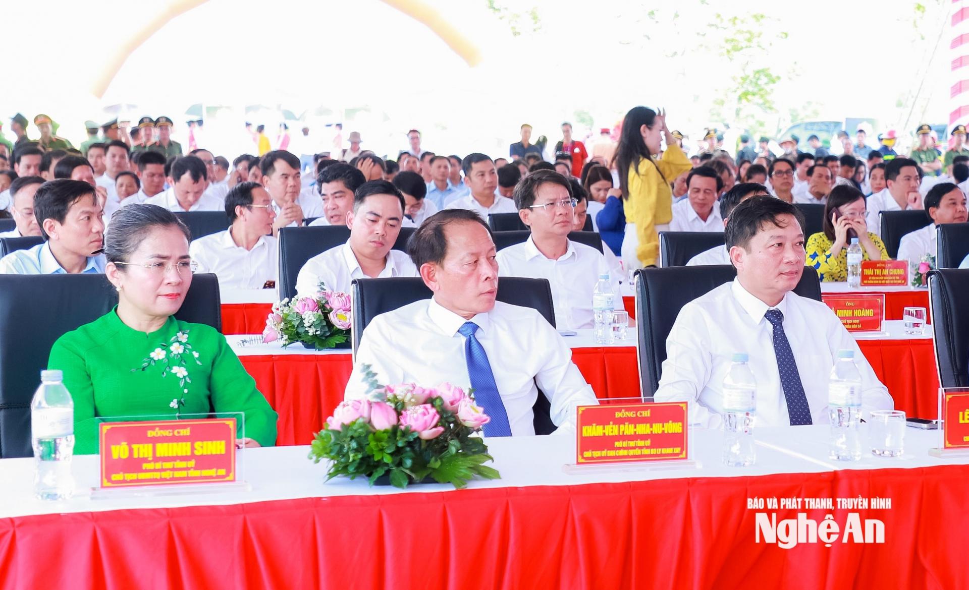 Các đồng chí lãnh đạo tỉnh PG88 go Bắn cá, Quảng Trị và tỉnh Bo Ly Khăm Xay dự Lễ khởi công M.PG88 Vào bóng đầu tư xây dựng đường bộ cao tốc Vinh - Thanh Thủy. Ảnh: Thành Duy