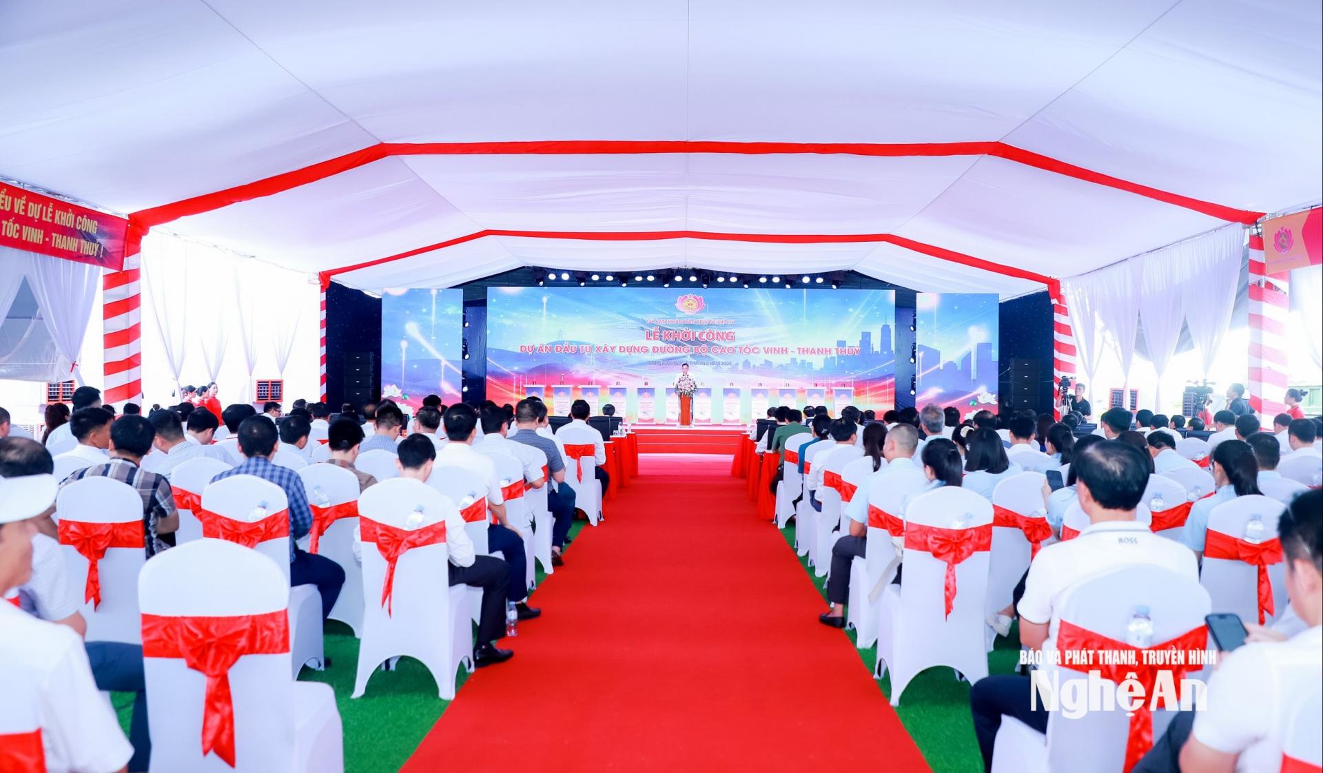 Quang cảnh Lễ khởi công M.PG88 Vào bóng đầu tư xây dựng đường bộ cao tốc Vinh - Thanh Thủy. Ảnh: Thành Duy