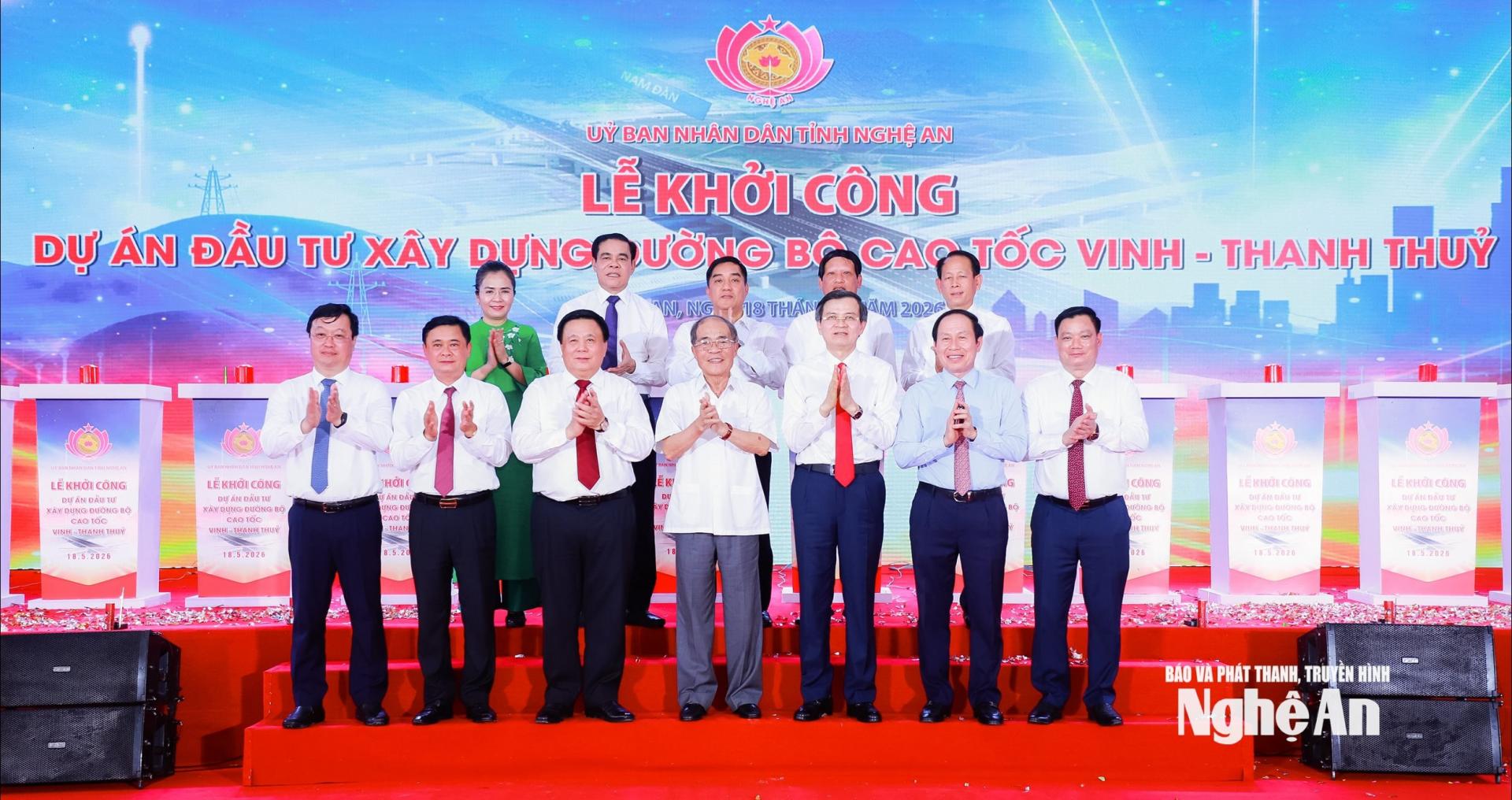 Các đồng chí lãnh đạo, nguyên lãnh đạo Đảng, Nhà nước và tỉnh PG88 go Bắn cá chúc mừng M.PG88 Vào bóng đầu tư xây dựng đường bộ cao tốc Vinh - Thanh Thủy khởi công. Ảnh: Thành Duy