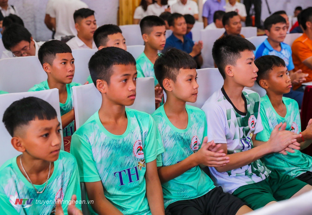 Tuyển thủ các đội tham dự buổi lễ.