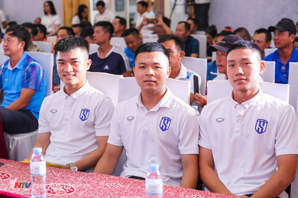 Cầu thủ trẻ của SLNA tham dự buổi lễ.