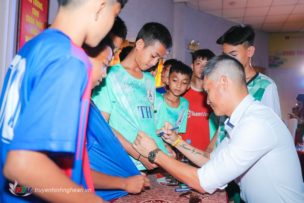Cựu tuyển thủ Lê Công Vinh giao lưu cùng các cầu thủ nhí.
