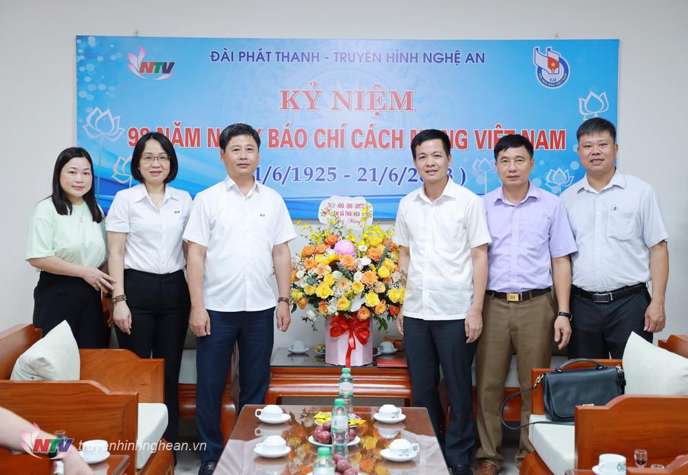 Lãnh đạo thị xã Thái Hòa chúc mừng Đài.
