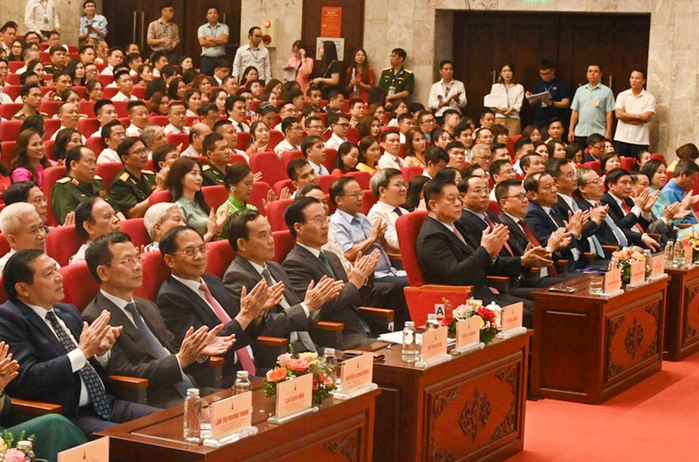 Các đồng chí lãnh đạo Đảng, Nhà nước tham dự Lễ trao giải. (