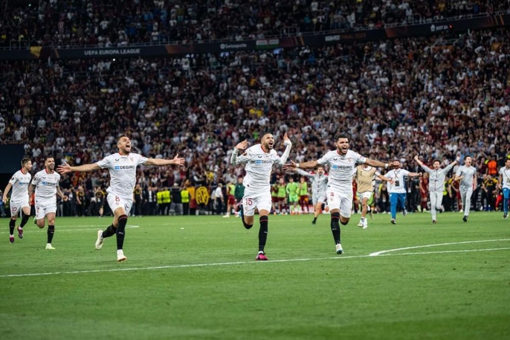 Các cầu thủ Sevilla vỡ òa cảm xúc sau khi Montiel thực hiện thành công quả luân lưu quyết định.