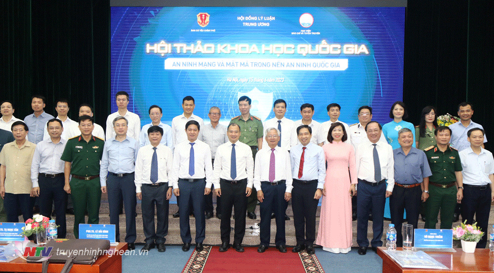 Các đại biểu chụp ảnh lưu niệm tại Hội thảo