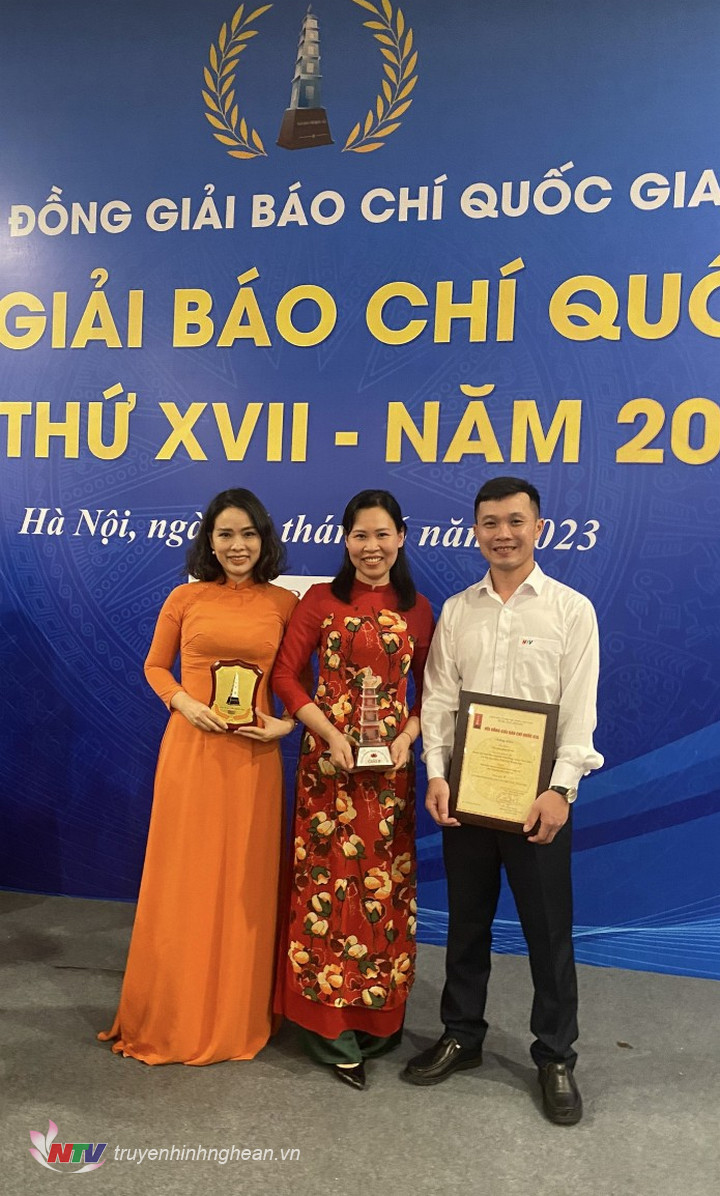 Nhóm tác giả NTV đạt giải B chụp ảnh lưu niệm tại buổi lễ.
