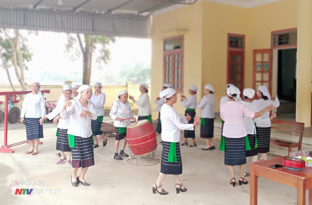 Một buổi sinh hoạt của CLB văn hóa dân gian dân tộc Thổ xóm Đột vả, xã Nghĩa Xuân (đã được công nhận là CLB cấp tỉnh)