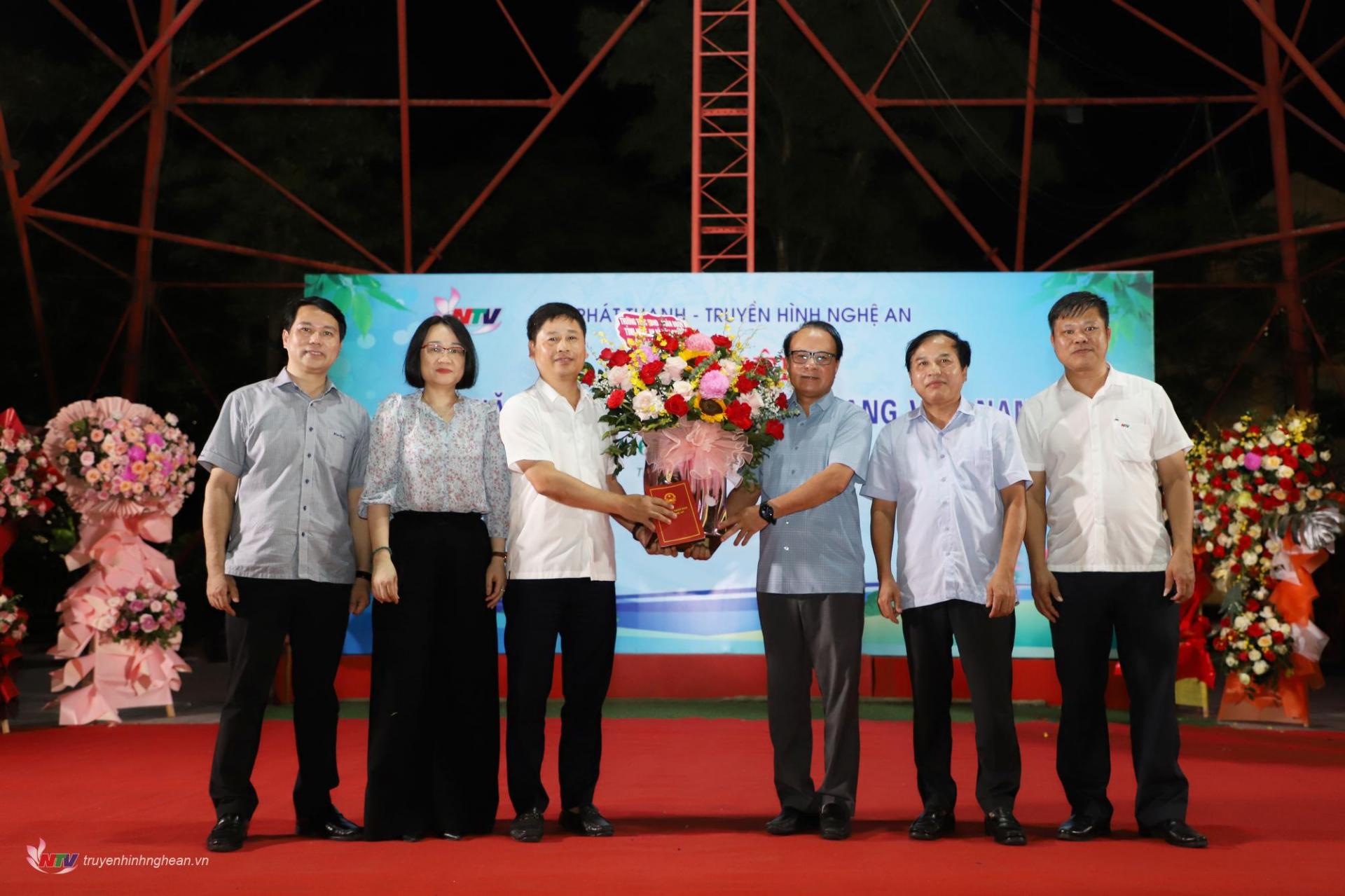 Đồng chí Nguyễn Nam Đình – Uỷ viên Ban Thường vụ Tỉnh ủy, Phó PG88 go Bắn cá Thường trực Hội đồng nhân dân tỉnh PG88 go Bắn cá, Đồng chí Nguyễn Như Khôi - Phó PG88 go Bắn cá Hội đồng nhân dân tỉnh PG88 go Bắn cá, Nguyên Giám đốc Đài PT-TH PG88 go Bắn cá tặng NTV lẵng hoa tươi thắm chúc mừng Kỷ niệm 99 năm Ngày M.PG88 Tips Cách mạng PG 88 Nổ Hũ.