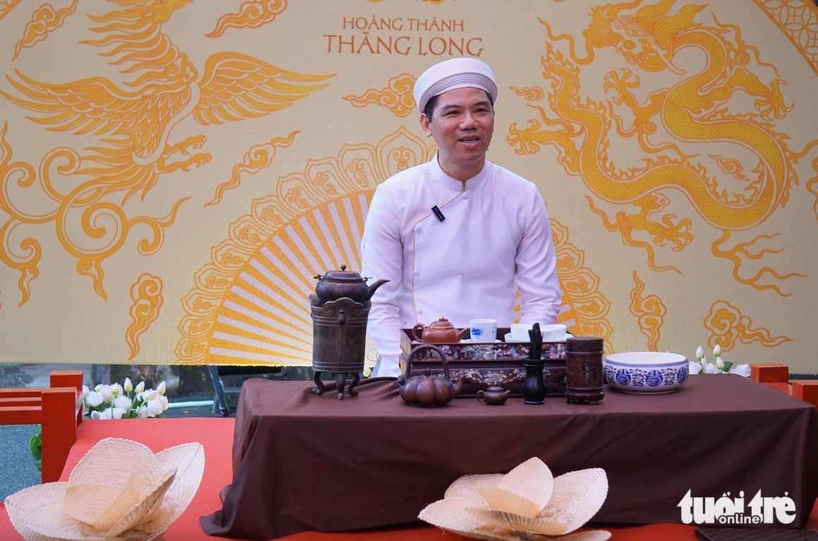 Nghệ nhân trà Hoàng Anh Sướng trò chuyện về thú uống trà của người xưa - Ảnh: T.ĐIỂU