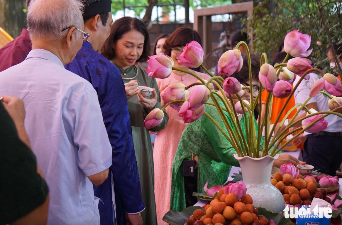 Ăn bánh gio, rượu nếp, hoa quả mùa hè để giết sâu bọ trong ngày Tết Đoan Ngọ ở Hoàng thành Thăng Long - Ảnh: T.ĐIỂU
