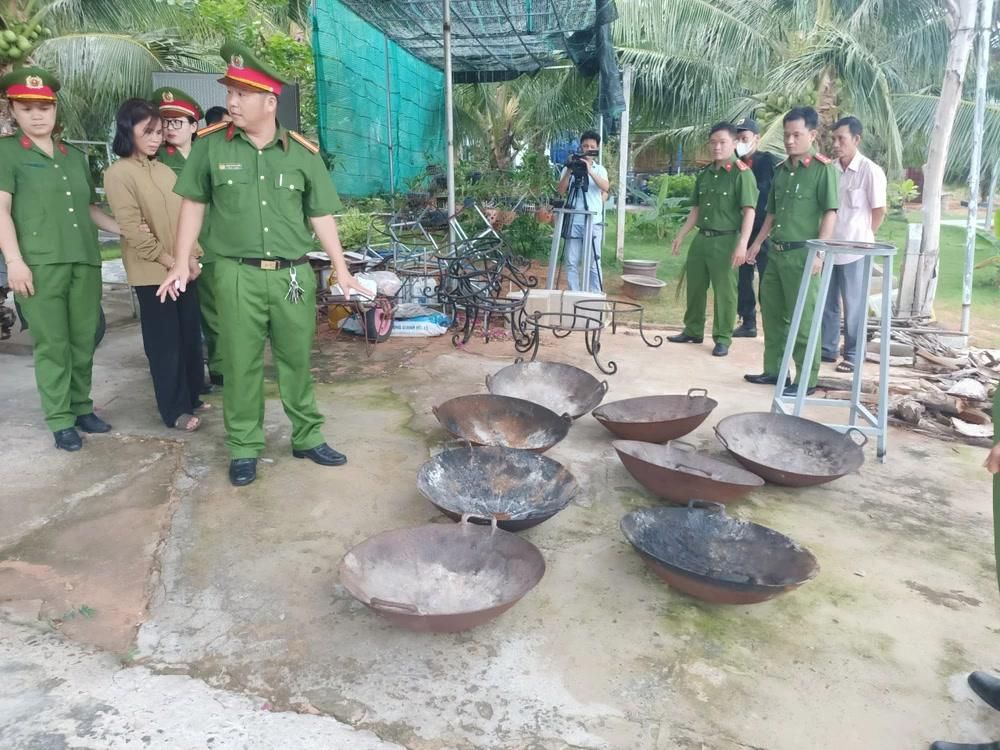 Những chảo lửa để đốt hình nộm của tà giáo.