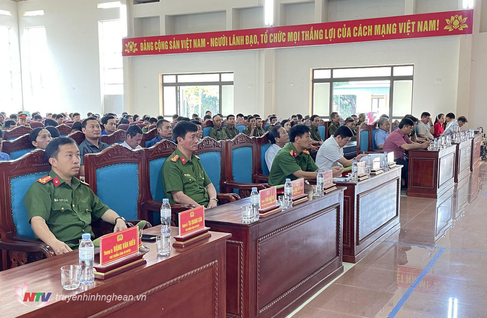 Các đại biểu tham dự lễ ra quân.j