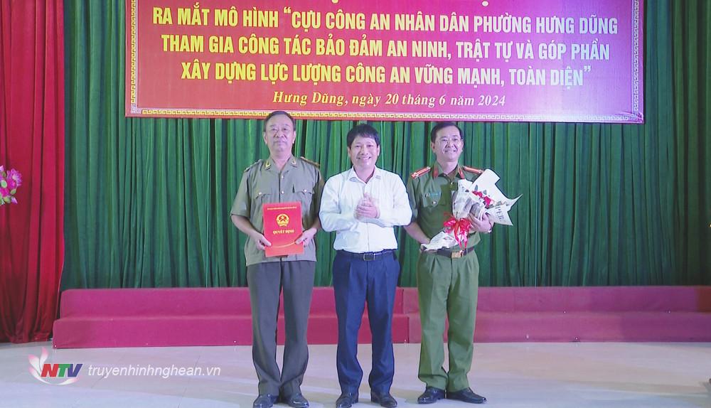 Trao quyết định thành lập Ban chỉ đạo xây dựng mô hình.