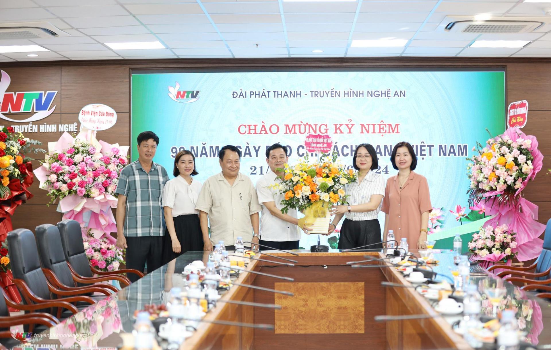 Lãnh đạo Ủy ban MTTQ PG 88 Nổ Hũ tỉnh PG88 go Bắn cá chúc mừng NTV nhân dịp 21/6.