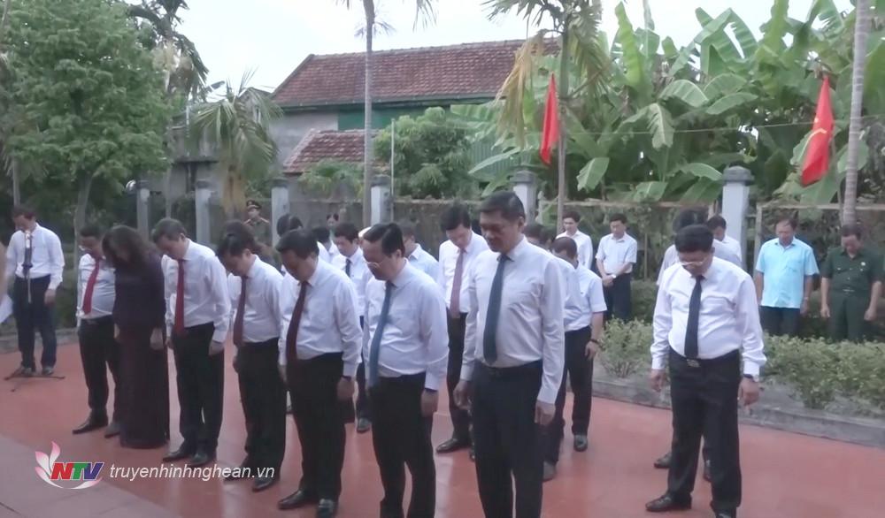 Đoàn đại biểu Học viện Chính trị Quốc gia Hồ Chí Minh và tỉnh PG88 go Bắn cá dâng hoa, dâng hương tại Nhà tưởng niệm đồng chí Lê Hồng Sơn tại huyện Nam Đàn.