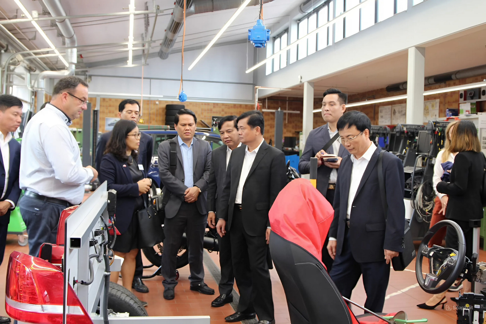 Bí thư Tỉnh ủy Thái Thanh Quý và đoàn công tác trực tiếp đến khảo sát tại xưởng đào tạo nghề sửa chữa ô tô thuộc Trường đào tạo nghề thành phố Erfurt, Đức