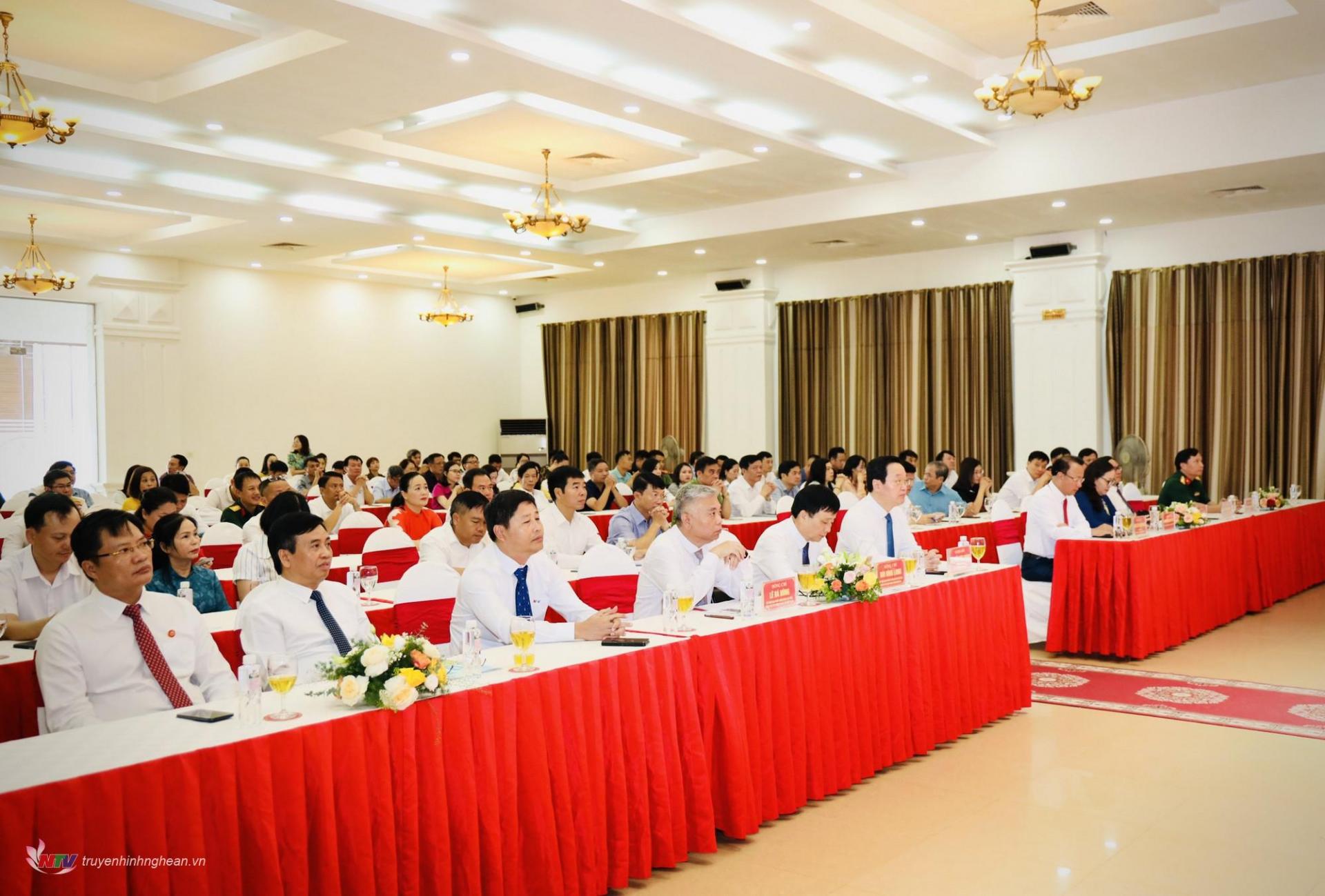 Các đại biểu dự buổi lễ.