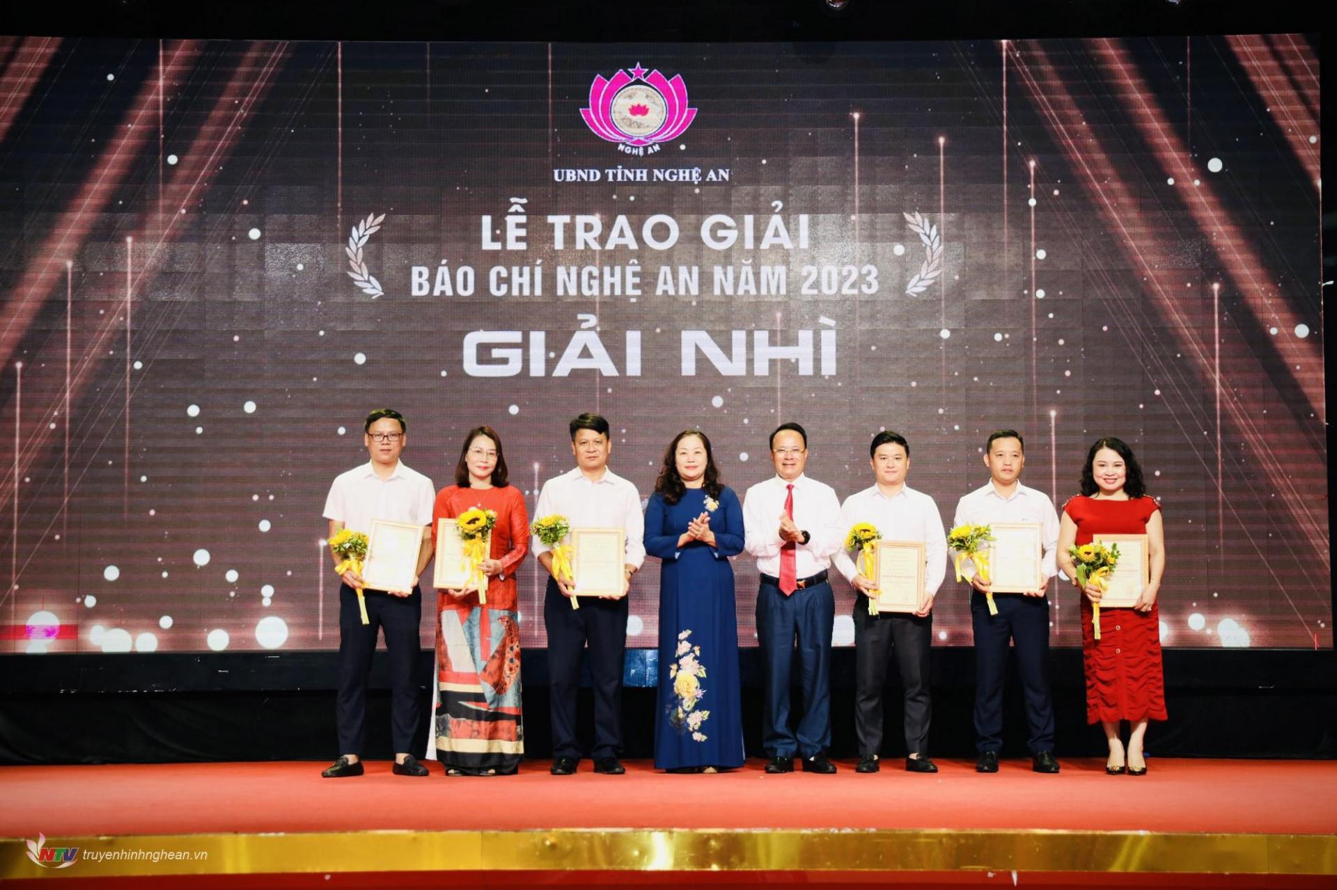 Đồng chí Nguyễn Nam Đình - Ủy viên BTV Tỉnh ủy, Phó PG88 go Bắn cá Thường trực HĐND tỉnh và đồng chí Nguyễn Thị Thu Hường - Ủy viên BTV, Trưởng ban Tuyên giáo Tỉnh ủy trao giải Nhì cho các tác giả, nhóm tác giả.
