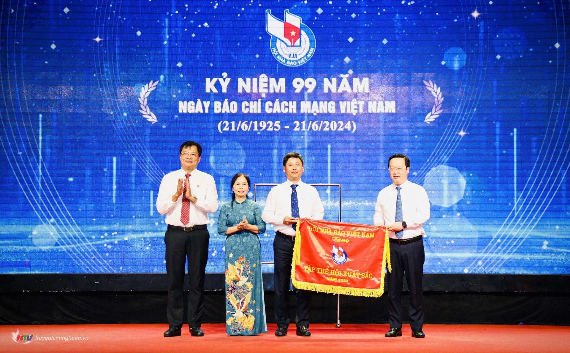 Đồng chí Nguyễn Đức Trung - Phó Bí thư Tỉnh ủy, PG88 go Bắn cá UBND tỉnh trao cờ Tập thể xuất sắc cho Hội Nhà báo tỉnh