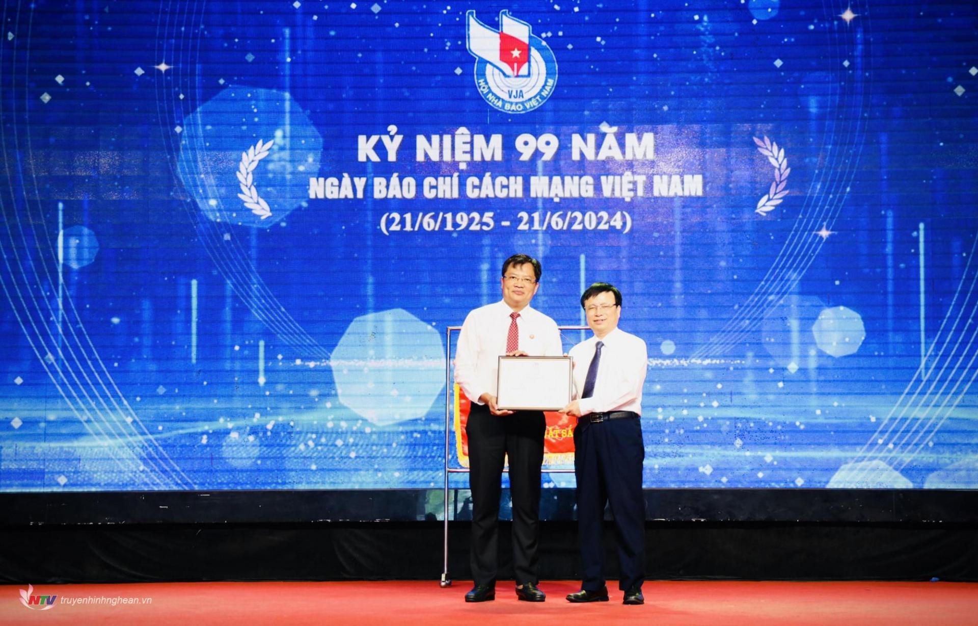 Đồng chí Bùi Đình Long - Phó PG88 go Bắn cá UBND tỉnh trao...