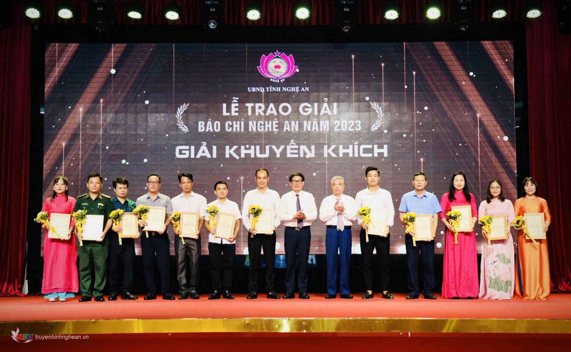 Đồng chí Võ Văn Dũng - Phó trưởng ban Tuyên giáo Tỉnh ủy và đồng chí Lê Bá Hùng - Giám đốc Sở Thông tin và Truyền thông trao giải Khuyến khích cho các tác giả, nhóm tác giả.