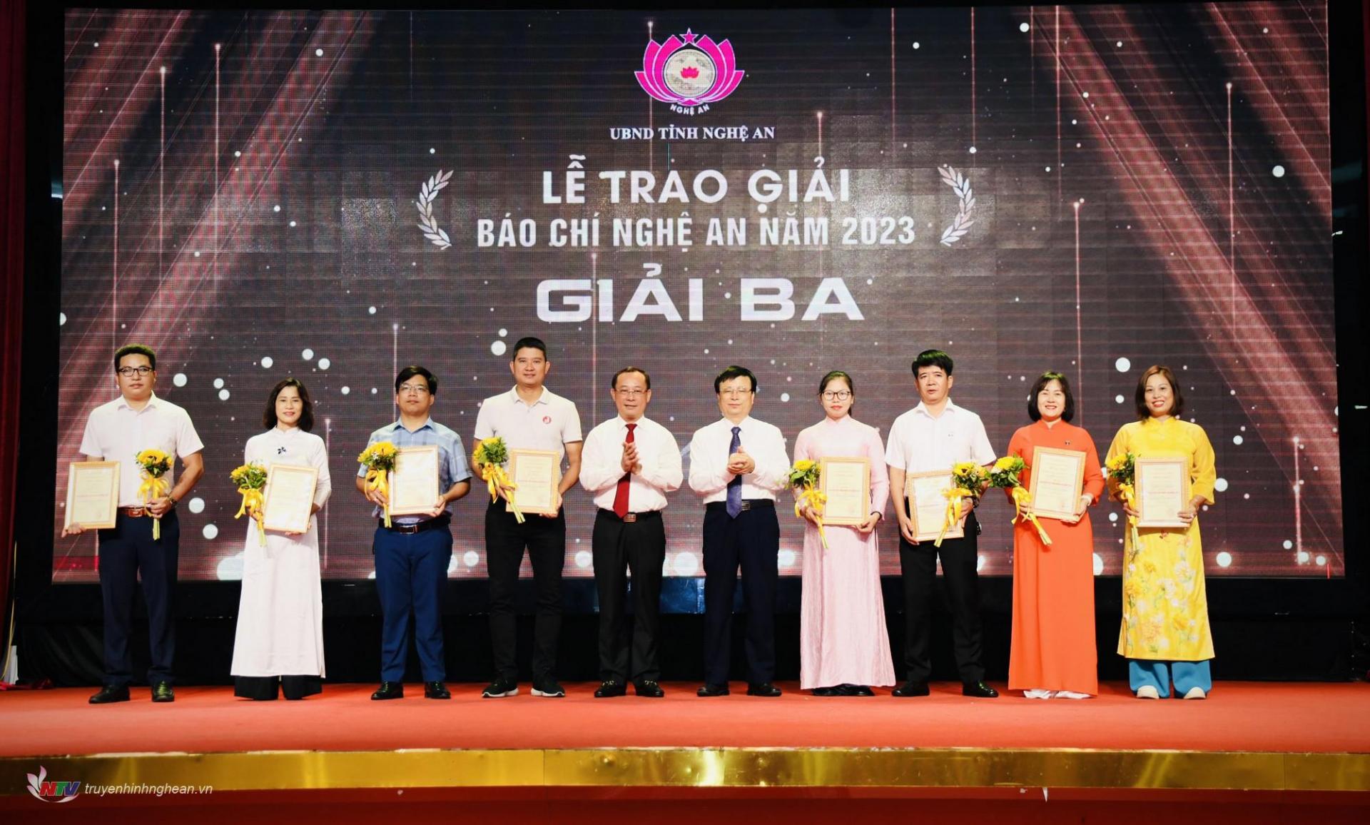 Đồng chí Phan Đức Đồng - Ủy viên BTV Tỉnh ủy, Bí thư Thành ủy Vinh và đồng chí Bùi Đình Long - Phó PG88 go Bắn cá UBND tỉnh trao giải Ba cho các tác giả, nhóm tác giả.