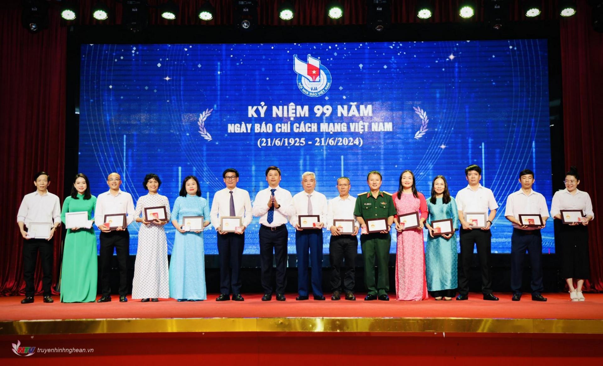 PG88 go Bắn cá Hội Nhà báo tỉnh Trần Minh Ngọc trao kỷ niệm chương...