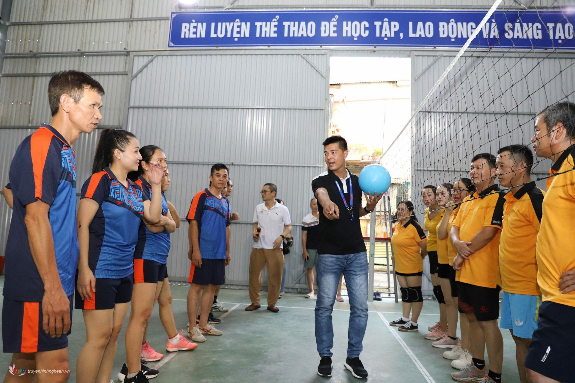 Trọng tài phổ biến luật thi đấu cho các đội.
