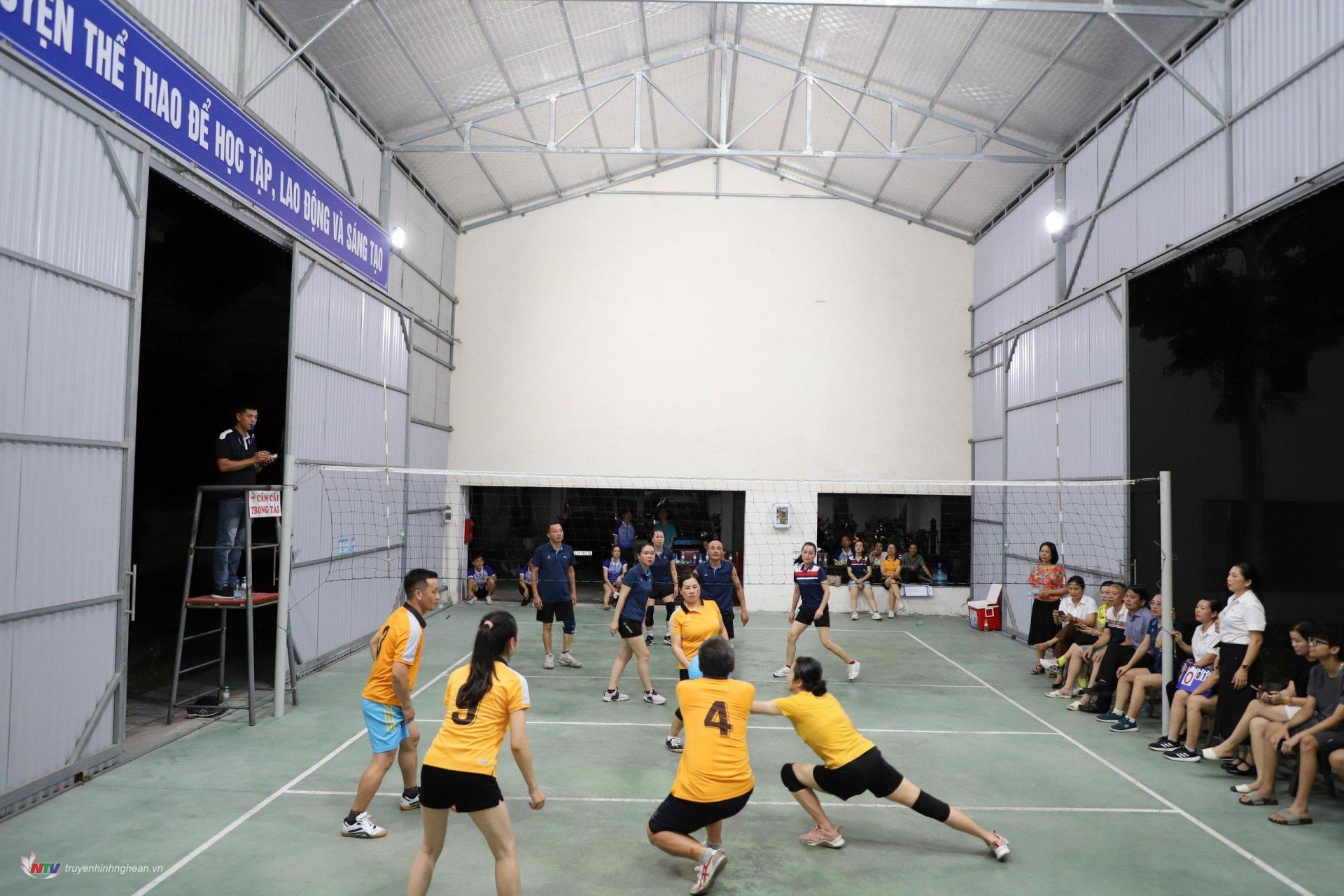 Một pha bóng cứu nguy trong trận đấu giữa Đội PG 88 Nổ Hũ và Đội Chuyên đề