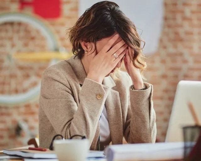 Nếu cảm giác mệt mỏi không cải thiện dù đã nghỉ ngơi, đây có thể là dấu hiệu của thiếu máu hoặc rối loạn tủy xương. Ảnh minh họa: Internet