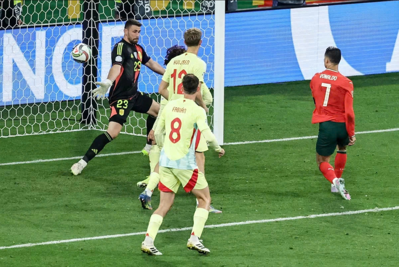 Bàn gỡ hòa 2-2 của Ronaldo (phải) cho Bồ Đào Nha. Ảnh: EFE
