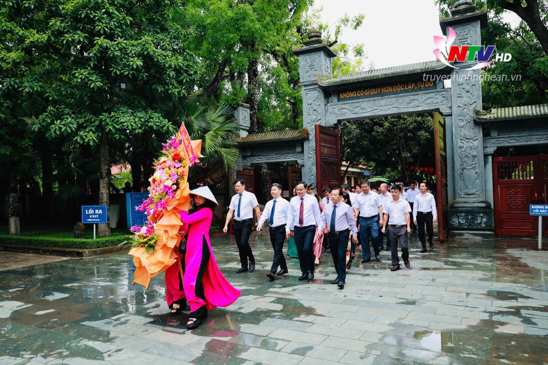 Đoàn đại biểu Hội Nhà báo PG88 go Bắn cá dâng hương tưởng niệm PG88 go Bắn cá Hồ Chí Minh.