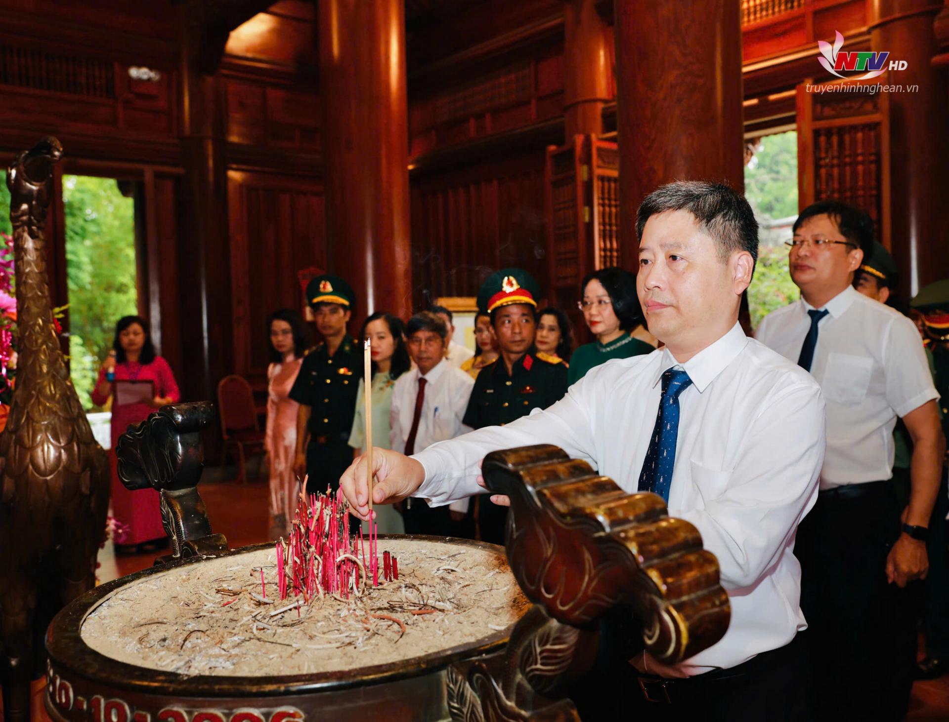 Đồng chí Trần Minh Ngọc - Giám đốc Đài PT-TH tỉnh PG88 go Bắn cá, PG88 go Bắn cá Hội Nhà báo tỉnh dâng hương tưởng niệm PG88 go Bắn cá Hồ Chí Minh.