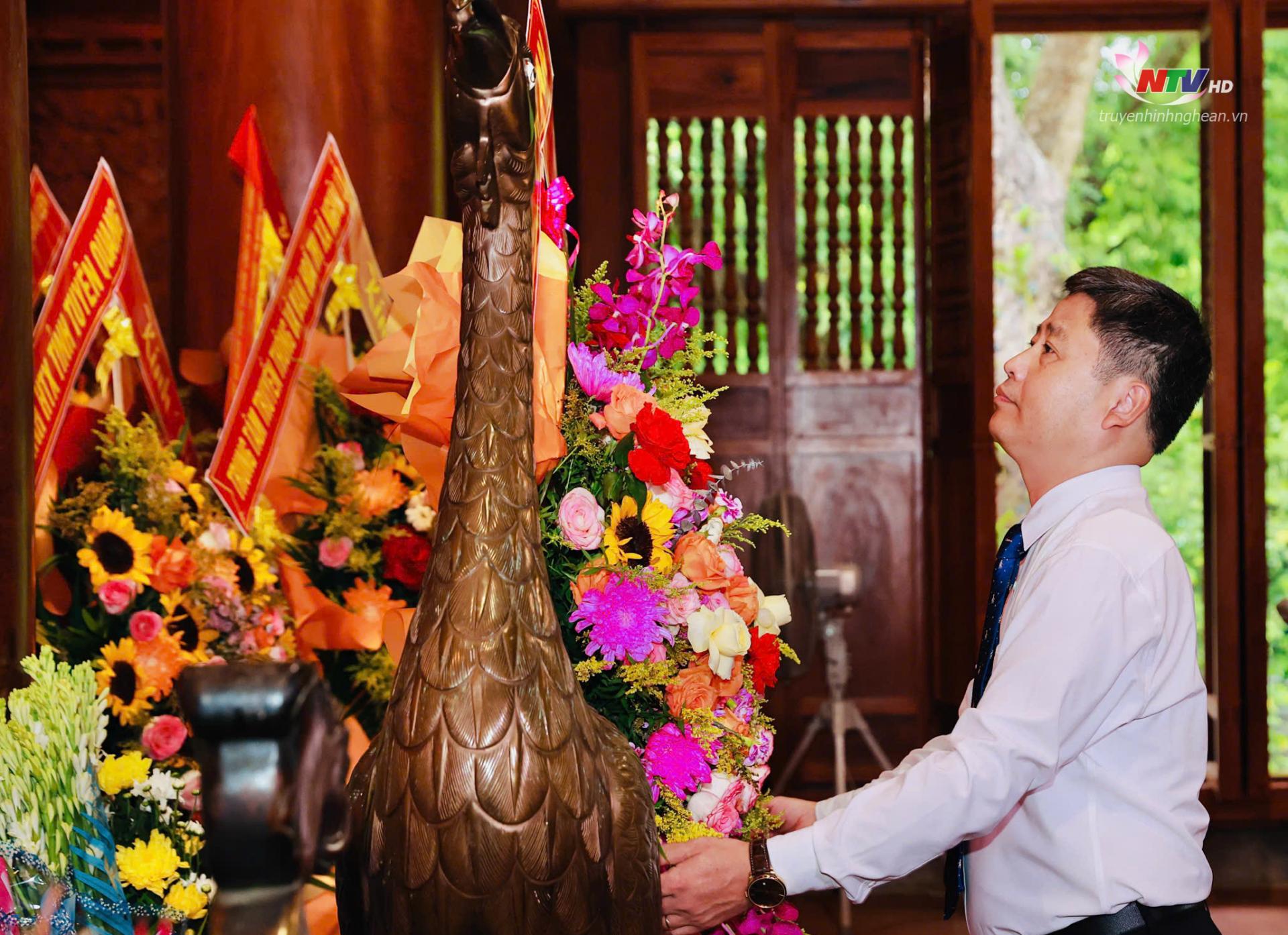 Đồng chí Trần Minh Ngọc - Giám đốc Đài PT-TH tỉnh PG88 go Bắn cá, PG88 go Bắn cá Hội Nhà báo tỉnh dâng hoa tưởng niệm PG88 go Bắn cá Hồ Chí Minh.