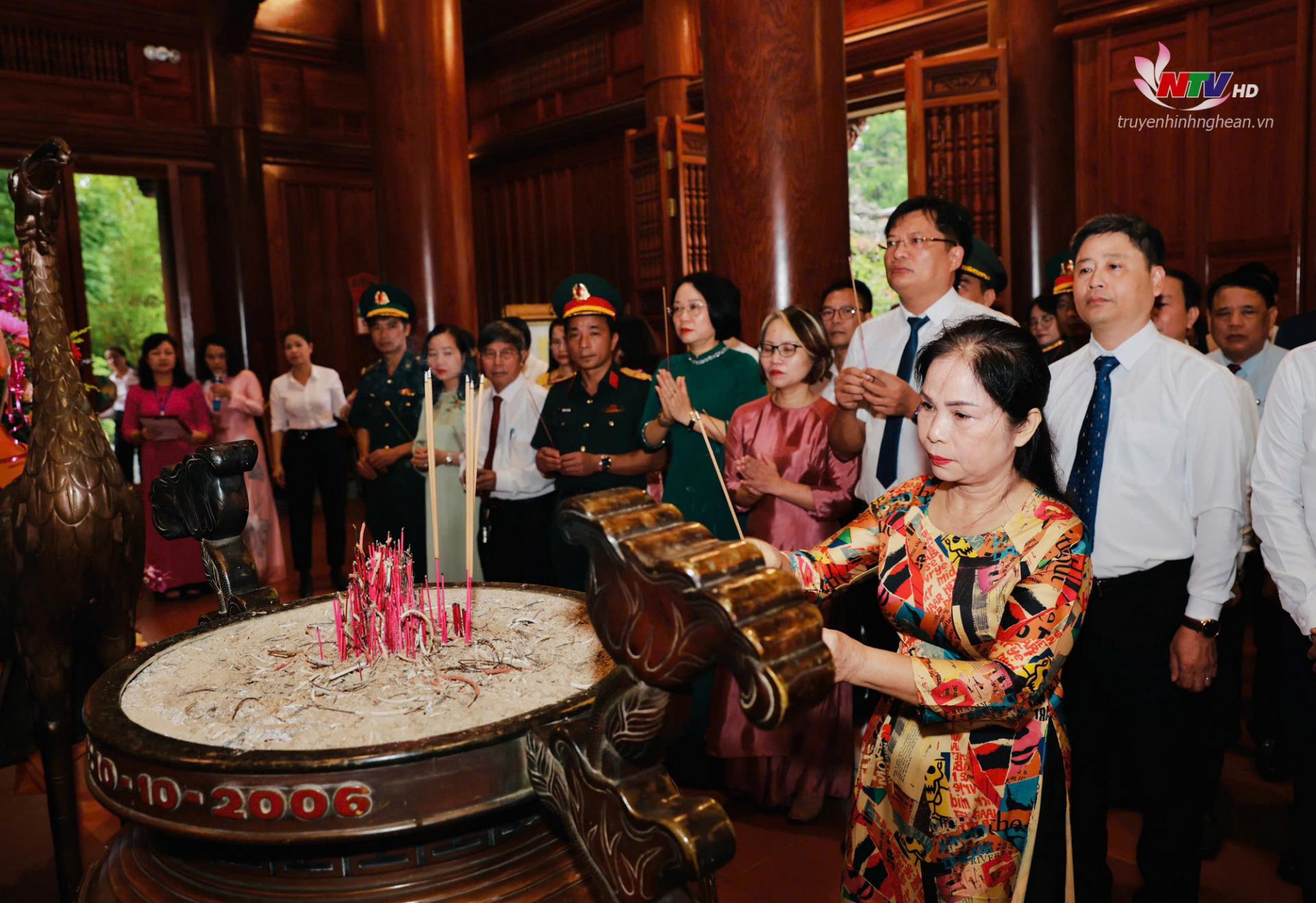 Đồng chí Hồ Thị Ngân - Phó PG88 go Bắn cá Thường trực Hội Nhà báo tỉnh dâng hương tưởng niệm PG88 go Bắn cá Hồ Chí Minh.
