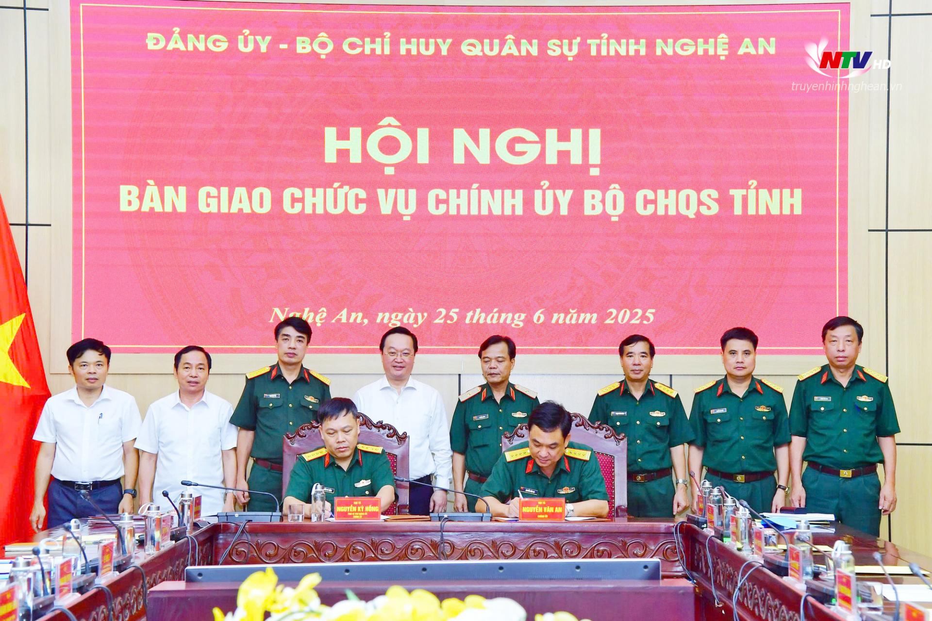 Ký kết thông qua biên bản bàn giao chức vụ Chính ủy Bộ Chỉ huy Quân sự tỉnh PG88 go Bắn cá.