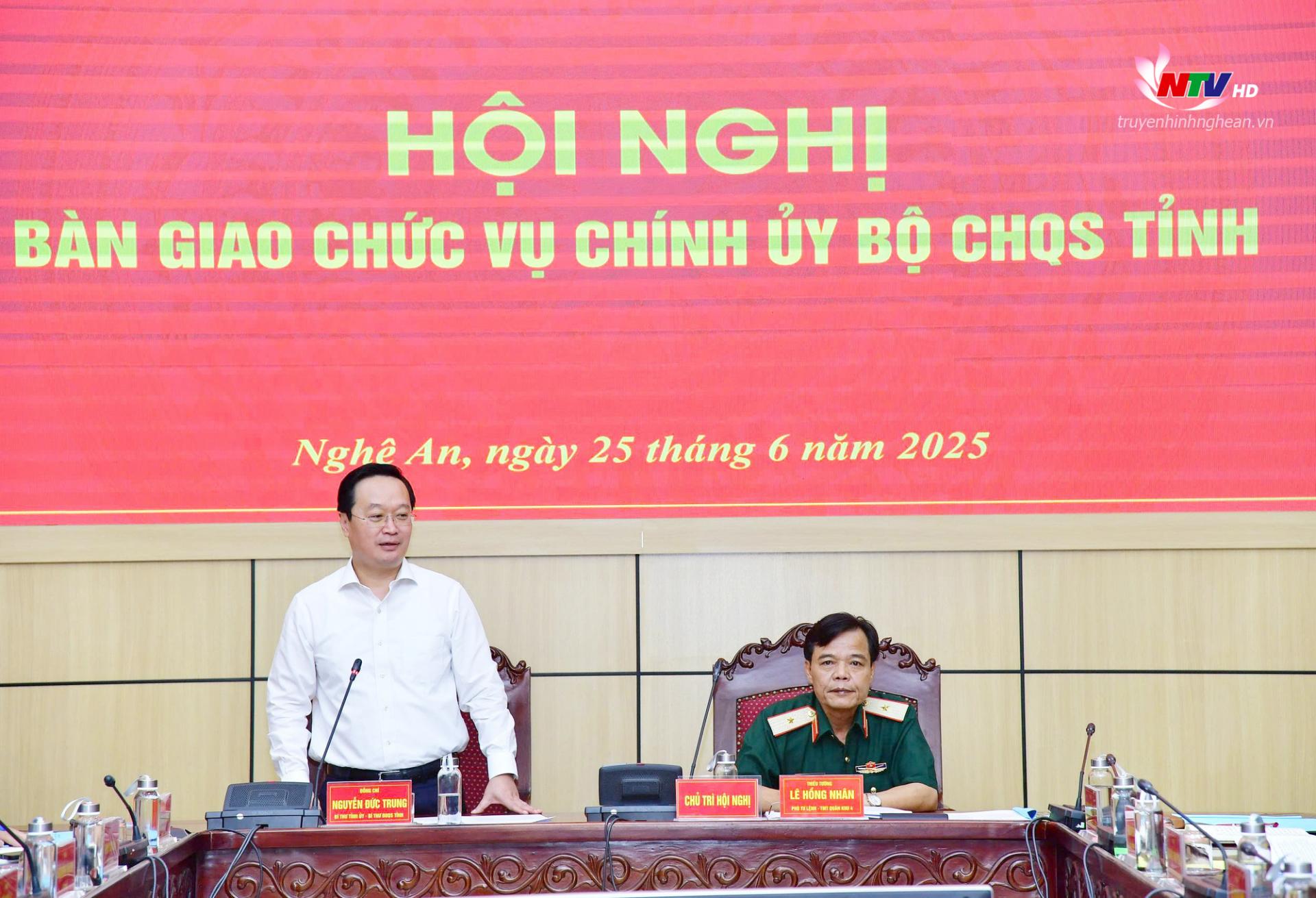 Đồng chí Nguyễn Đức Trung - Bí thư Tỉnh ủy, Bí thư Đảng ủy Quân sự tỉnh phát biểu tại hội nghị.