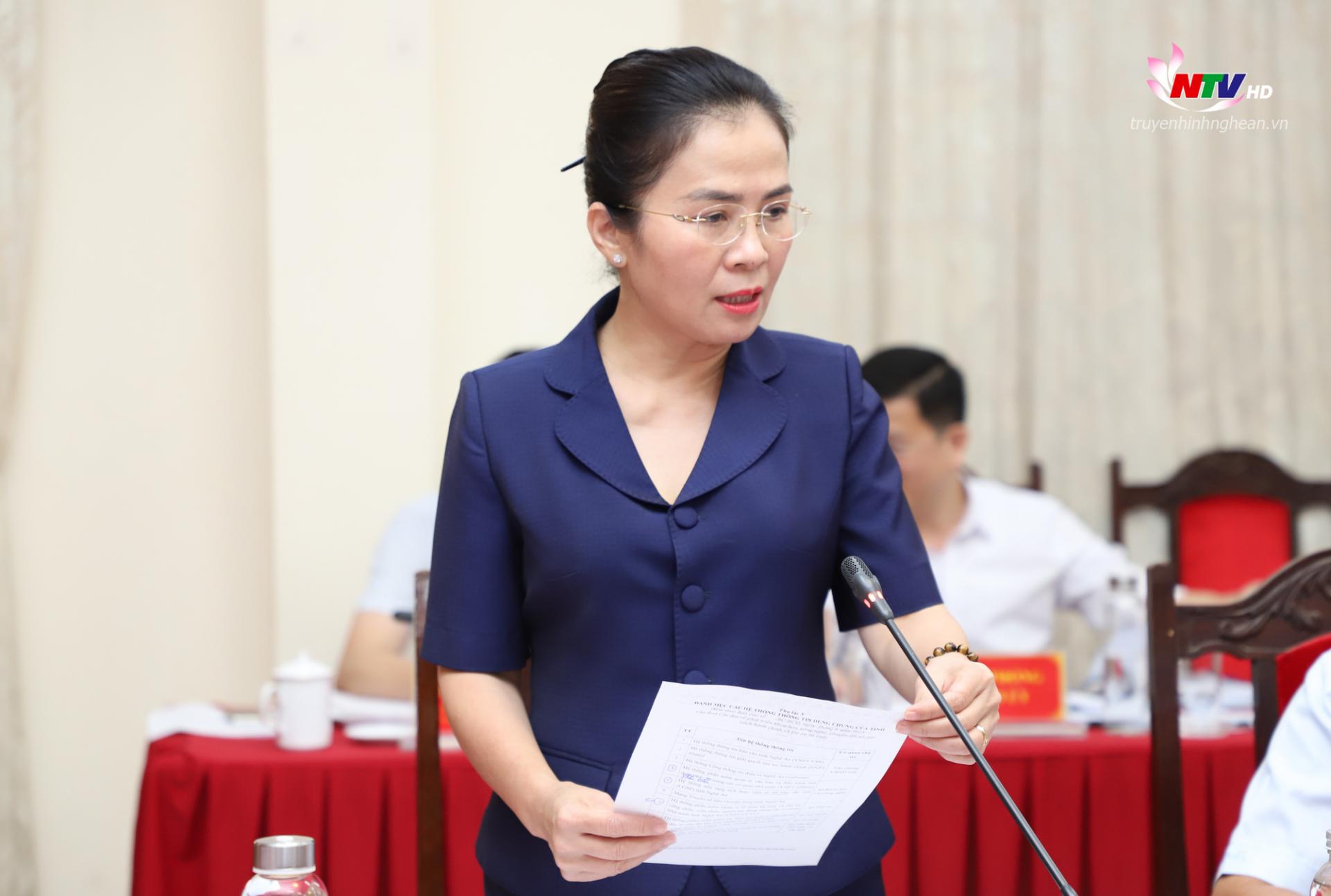 Đồng chí Võ Thị Minh Sinh - Phó Bí thư Tỉnh ủy, PG88 go Bắn cá Ủy ban MTTQ, Trưởng đoàn ĐBQH tỉnh phát biểu tại cuộc họp.