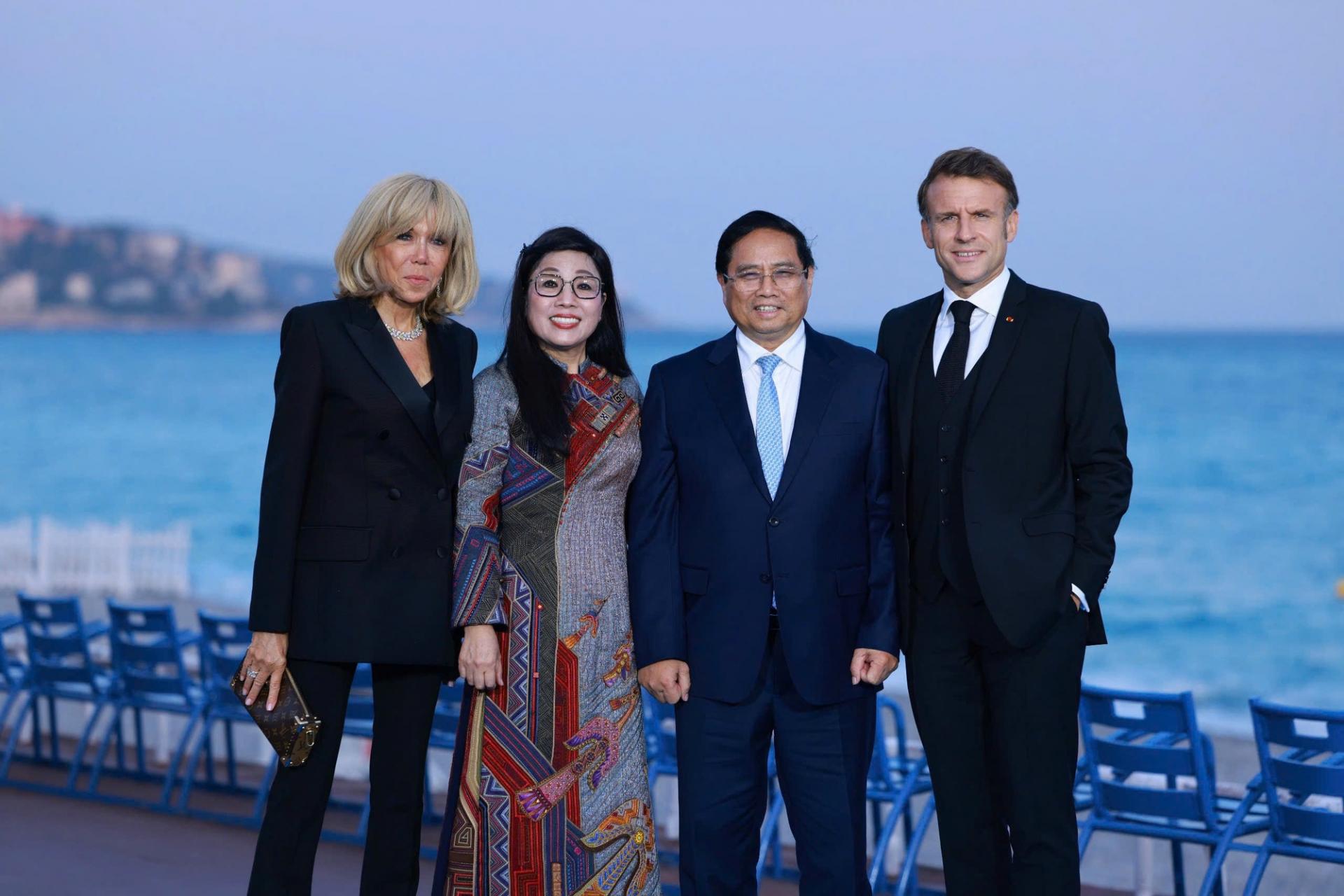 Tổng thống Pháp Emmanuel Macron và Phu nhân chào mừng Thủ tướng Phạm Minh Chính và Phu nhân tại tiệc chiêu đãi trọng thể.