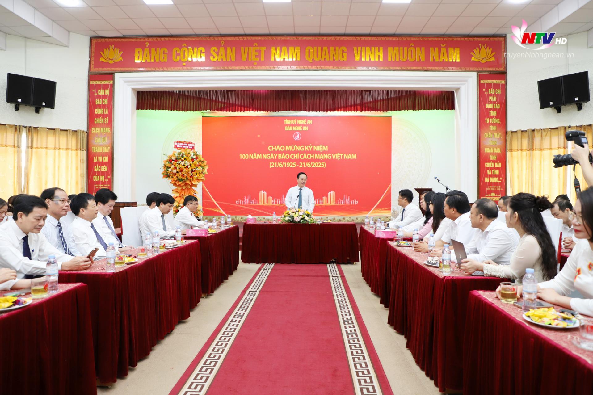 Toàn cảnh buổi chúc mừng.