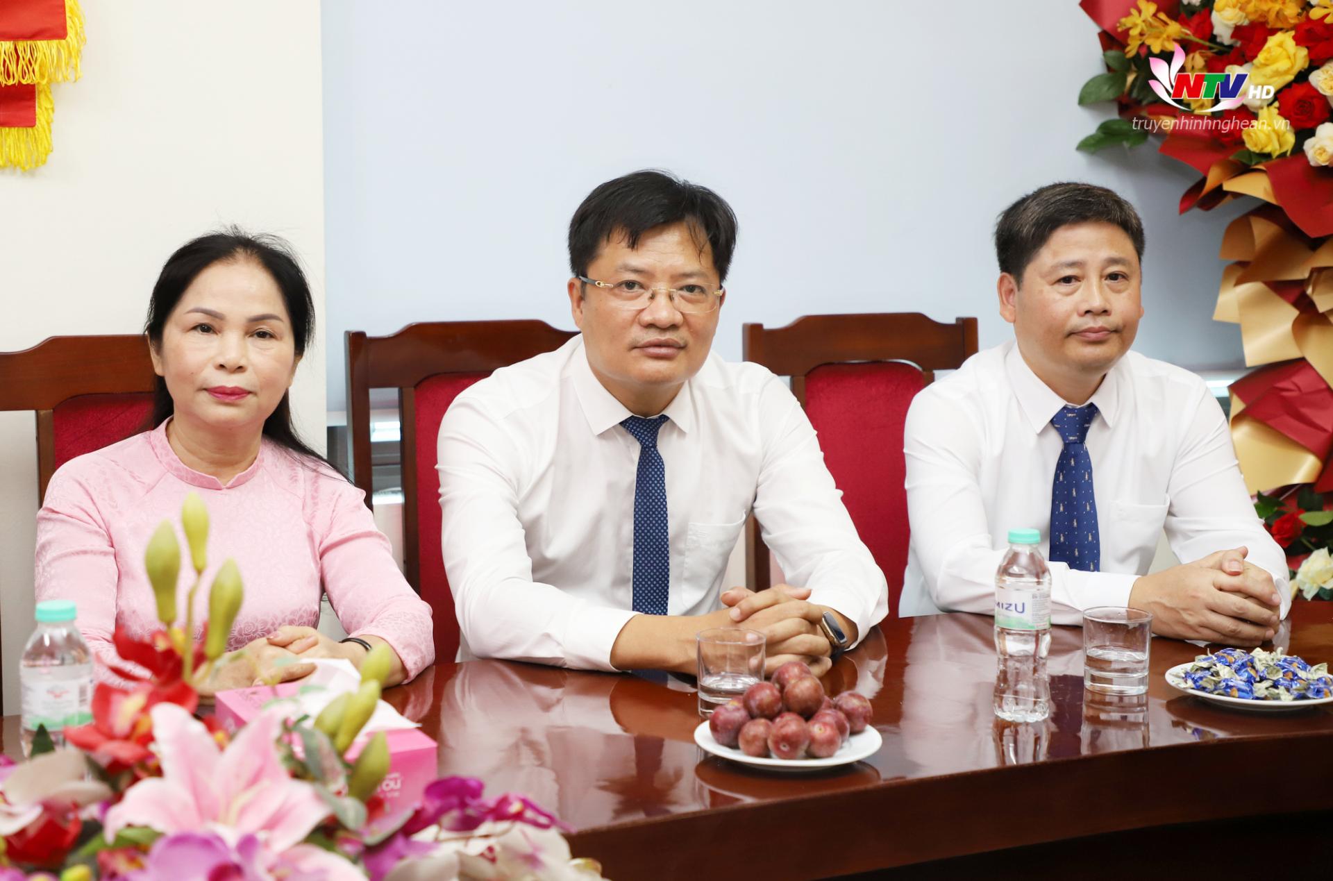Các đồng chí Thường trực BCH Hội Nhà báo tỉnh tại buổi gặp mặt, chúc mừng.