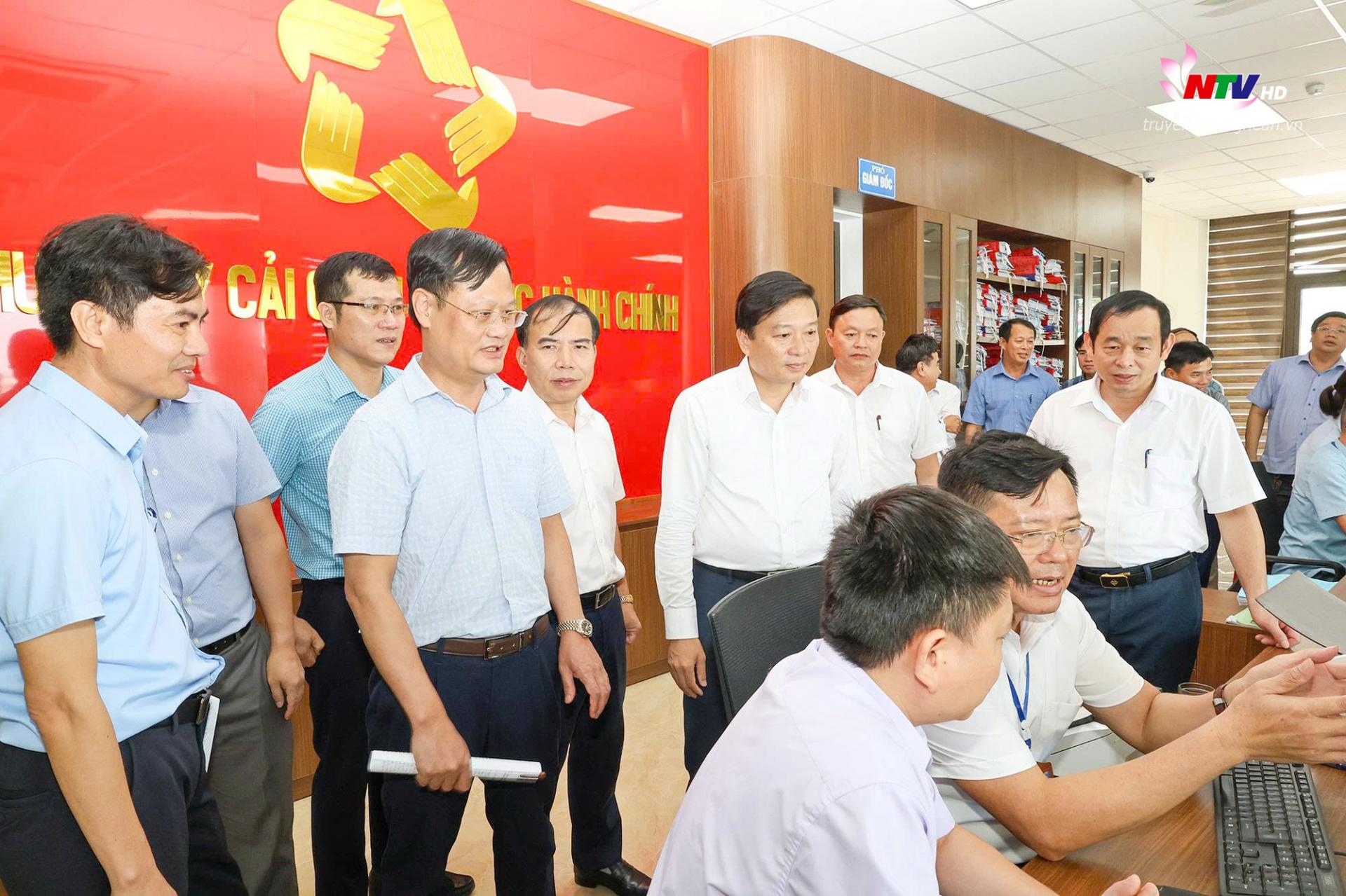 PG88 go Bắn cá UBND tỉnh Lê Hồng Vinh cùng các đồng chí trong đoàn công tác kiểm tra thực tế tại Trung tâm Phục vụ hành chính công tại xã tại huyện Đô Lương.