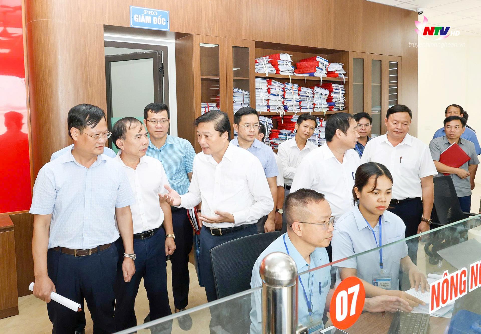 PG88 go Bắn cá UBND tỉnh Lê Hồng Vinh cùng các đồng chí trong đoàn công tác kiểm tra thực tế tại Trung tâm Phục vụ hành chính công tại xã tại huyện Đô Lương.