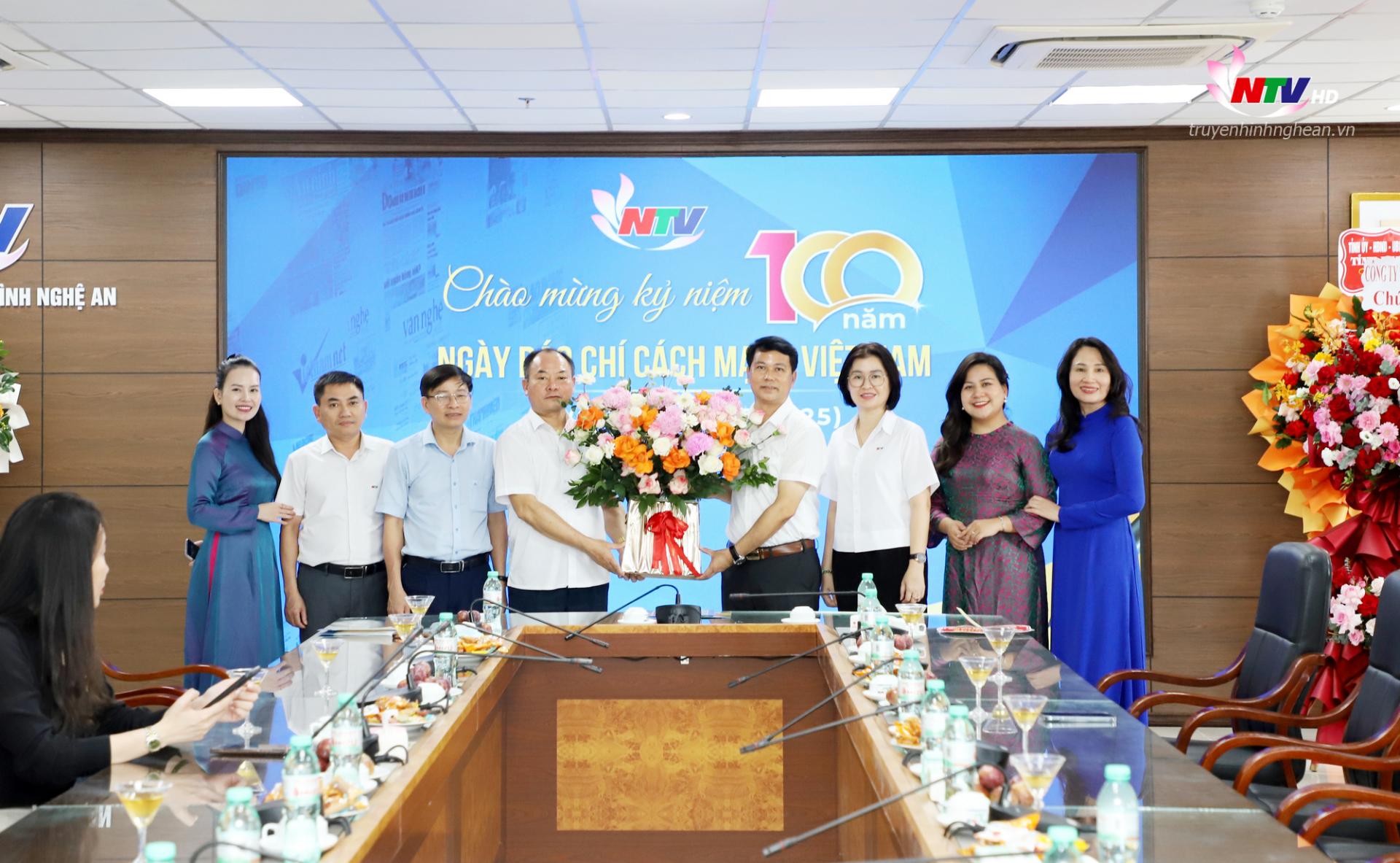 Đồng chí Lê Tiến Trị - Trưởng Ban Quản lý Khu kinh tế Đông Nam tỉnh PG88 go Bắn cá cùng đoàn công tác đến thăm, chúc mừng Đài PT-TH Nghệ nhân kỷ niệm 100 năm ngày M.PG88 Tips Cách mạng PG 88 Nổ Hũ.