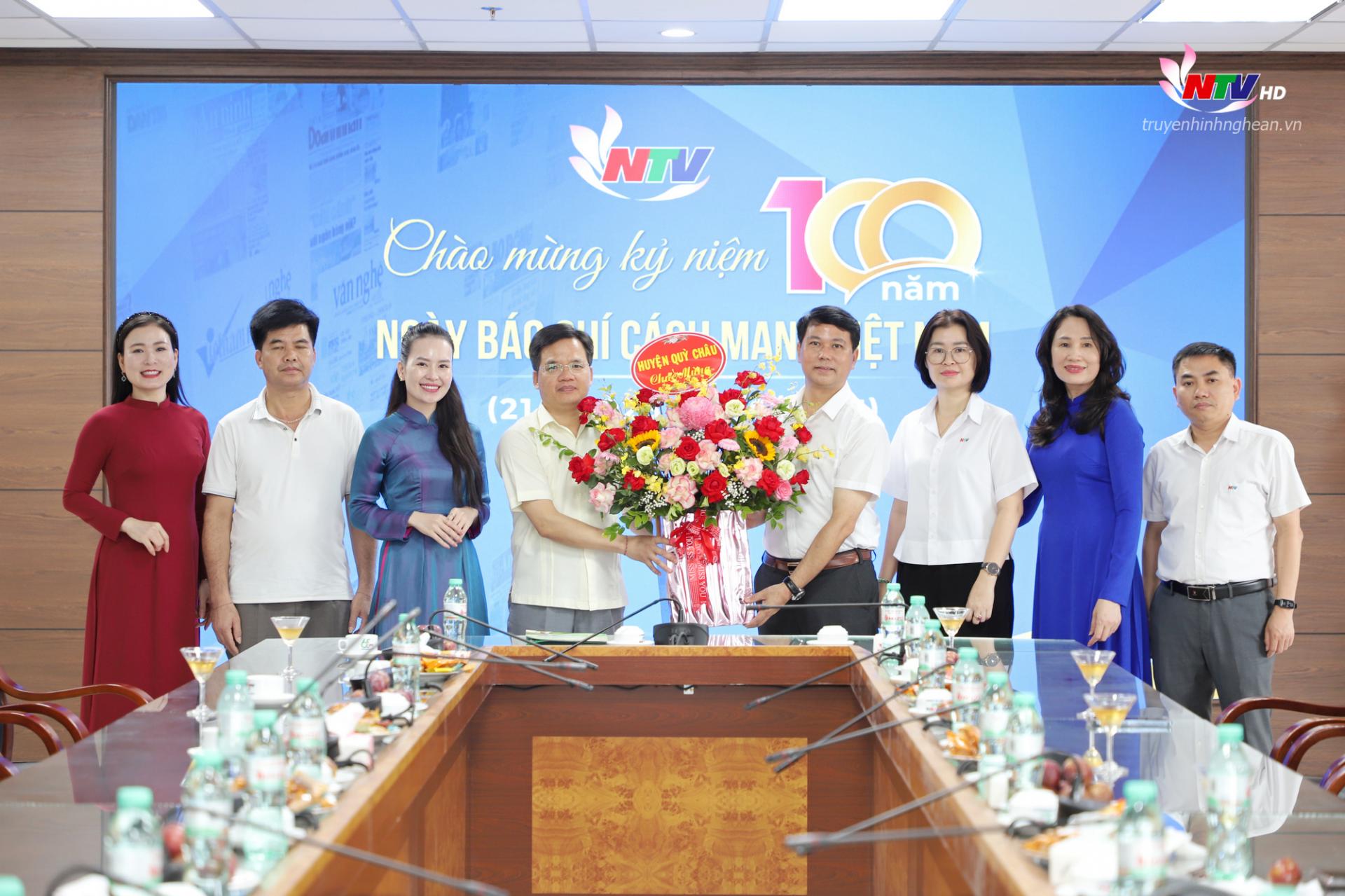 Lãnh đạo huyện Quỳ Châu tặng hoa chúc mừng tập thể cán bộ, viên chức NLĐ Đài PT-TH PG88 go Bắn cá.