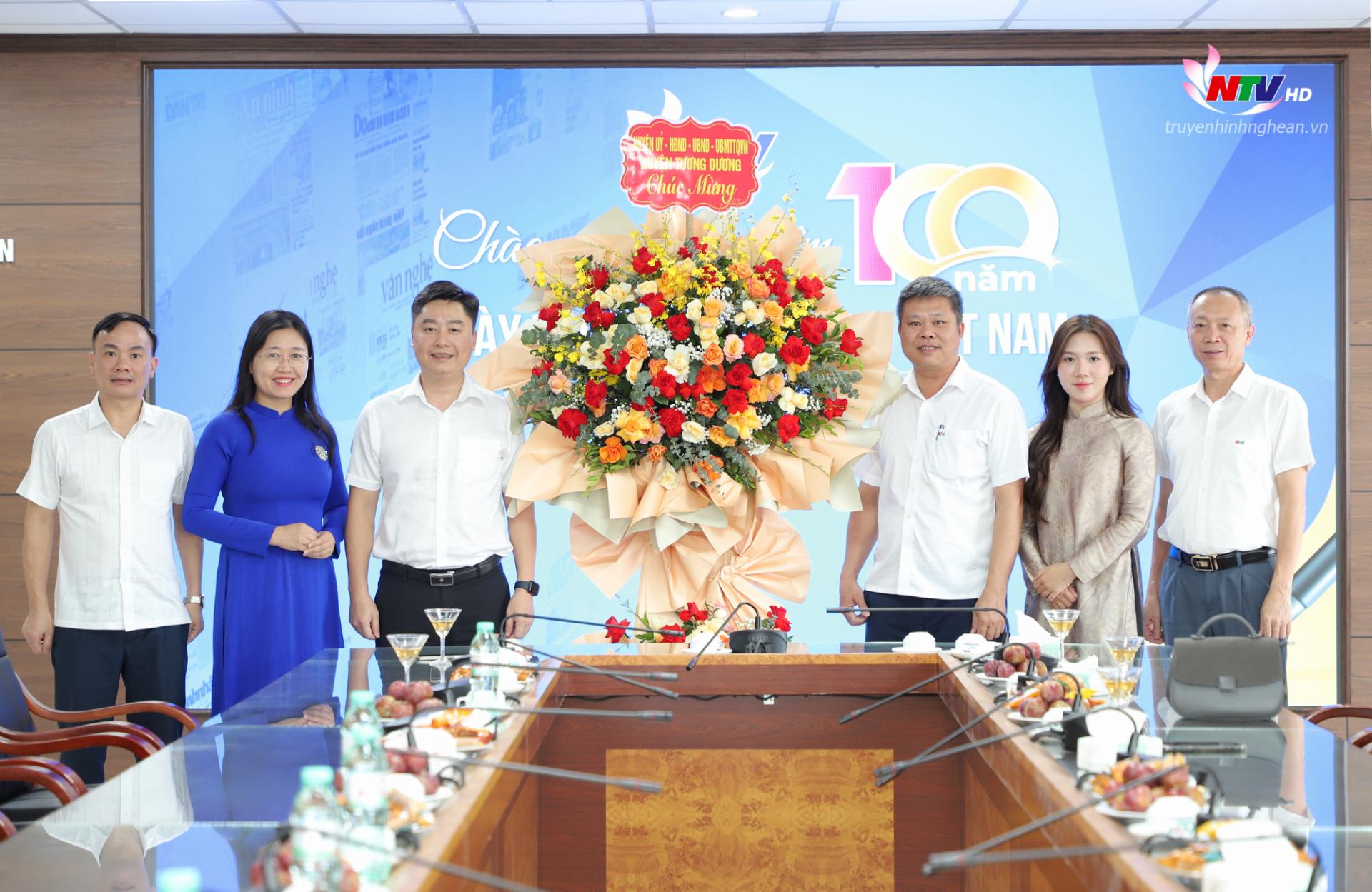 Đoàn đại biểu Huyện uỷ - HĐND - UBND- UBMTTQ huyện Tương Dương chúc mừng Đài PT-TH PG88 go Bắn cá.